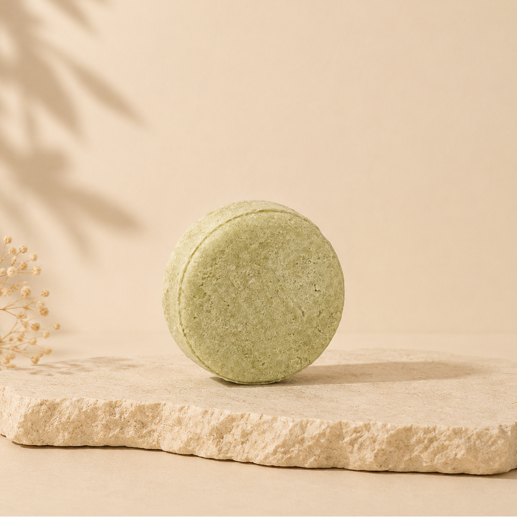 Shampoing solide vert clair ORÉRA éco-luxe naturel, soins capillaires fabriqués au Québec sans cruauté.