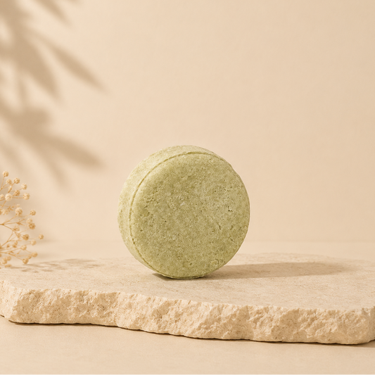 Shampoing solide vert clair ORÉRA éco-luxe naturel, soins capillaires fabriqués au Québec sans cruauté.