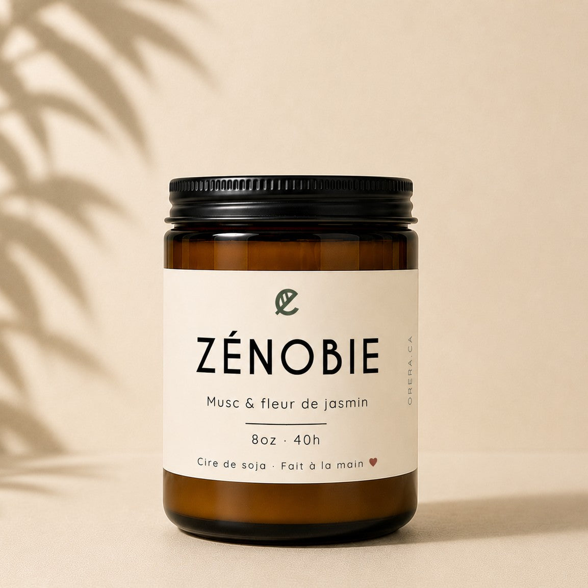 Bougie de soya ZÉNOBIE musc et jasmin, verre ambré, étiquette crème, éco-luxe naturel ORÉRA, fabriqué au Québec, sans cruauté.