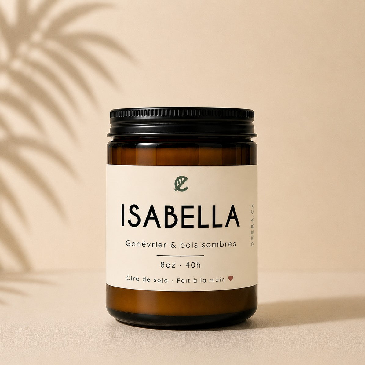 Bougie de soya ISABELLA genévrier et bois sombres, verre ambré, bouchon noir, ORÉRA, éco-luxe naturel, produits artisanaux.