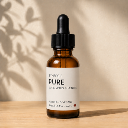 Flacon en verre ambré d'huile essentielle Synergie PURE, eucalyptus et menthe, ORÉRA, éco-luxe naturel, soins artisanaux.