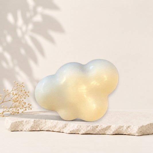 Savon naturel en forme de nuage couleur crème avec finition lisse mate.