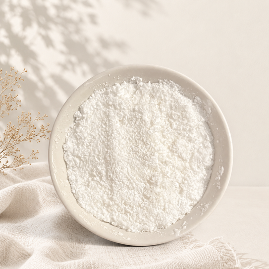 Bol en céramique beige avec cake vaisselle blanc poudreux, ambiance naturelle et épurée.