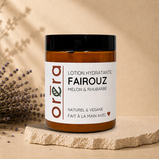 Pot en verre ambré avec étiquette blanche et couvercle noir, lotion hydratante Fairouz melon & rhubarbe.