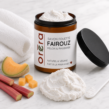 Pot ambré avec savon fouetté melon et rhubarbe, texture crème blanche onctueuse.