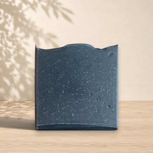 Savon exfoliant noir charbon actif ORÉRA, éco-luxe naturel artisanal québécois, sans cruauté.