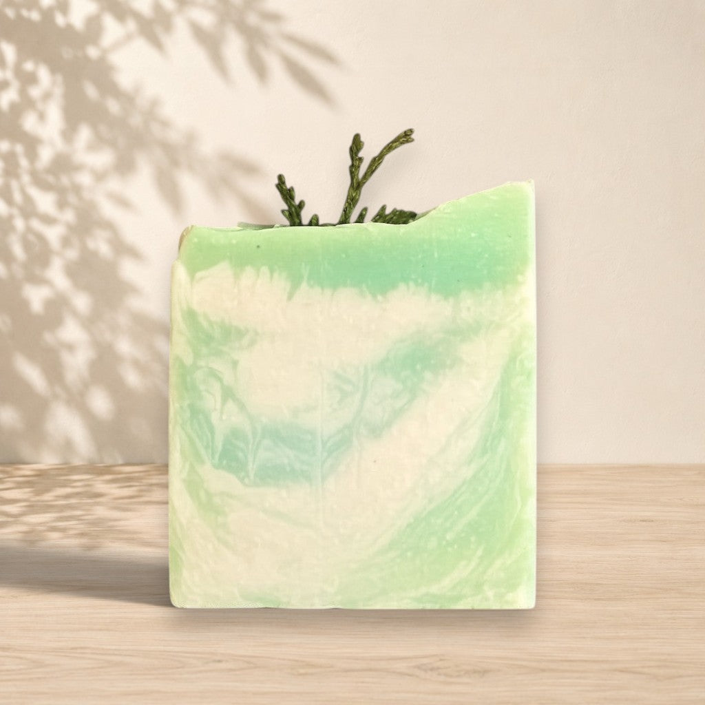 Savon vert et blanc au lait de chèvre ORÉRA, éco-luxe naturel, artisanal québécois, soin naturel sans cruauté.