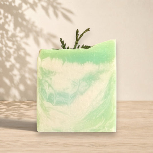Savon vert et blanc au lait de chèvre ORÉRA, éco-luxe naturel, artisanal québécois, soin naturel sans cruauté.