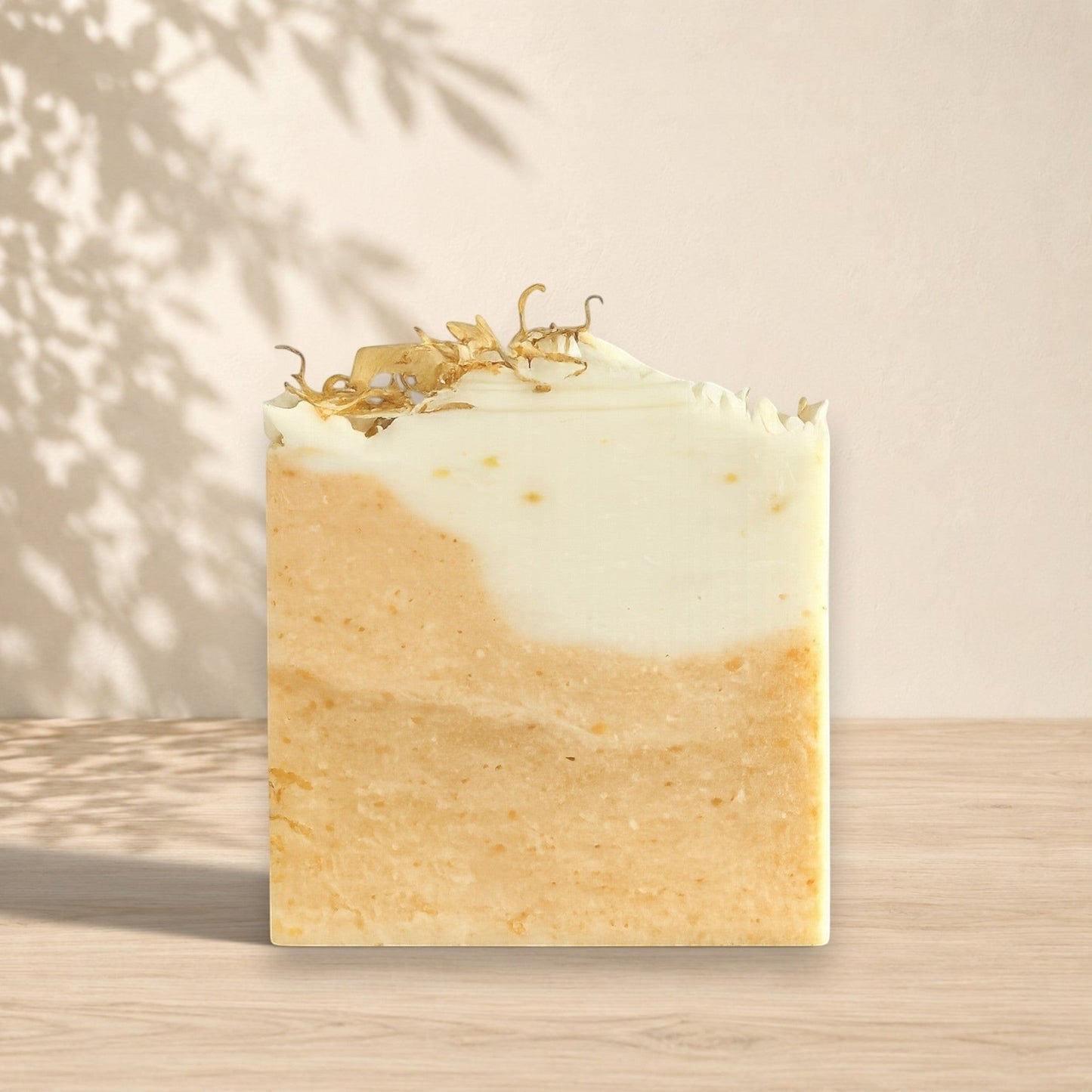 Savon doux NÉFERTITI cire d'abeille et curcuma, produit artisanal québécois ORÉRA, soins naturels sans cruauté.