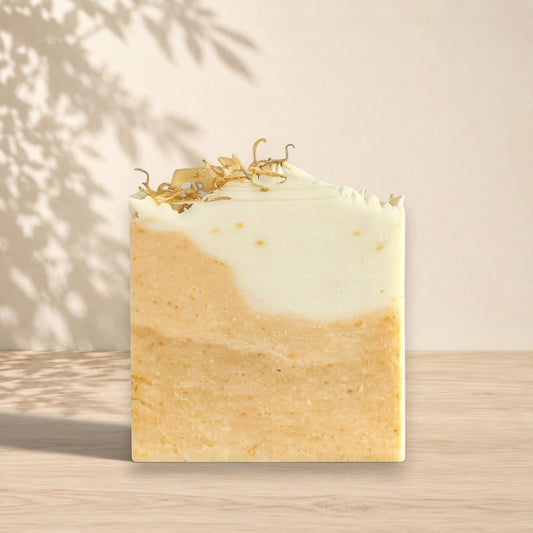 Savon doux NÉFERTITI cire d'abeille et curcuma, produit artisanal québécois ORÉRA, soins naturels sans cruauté.