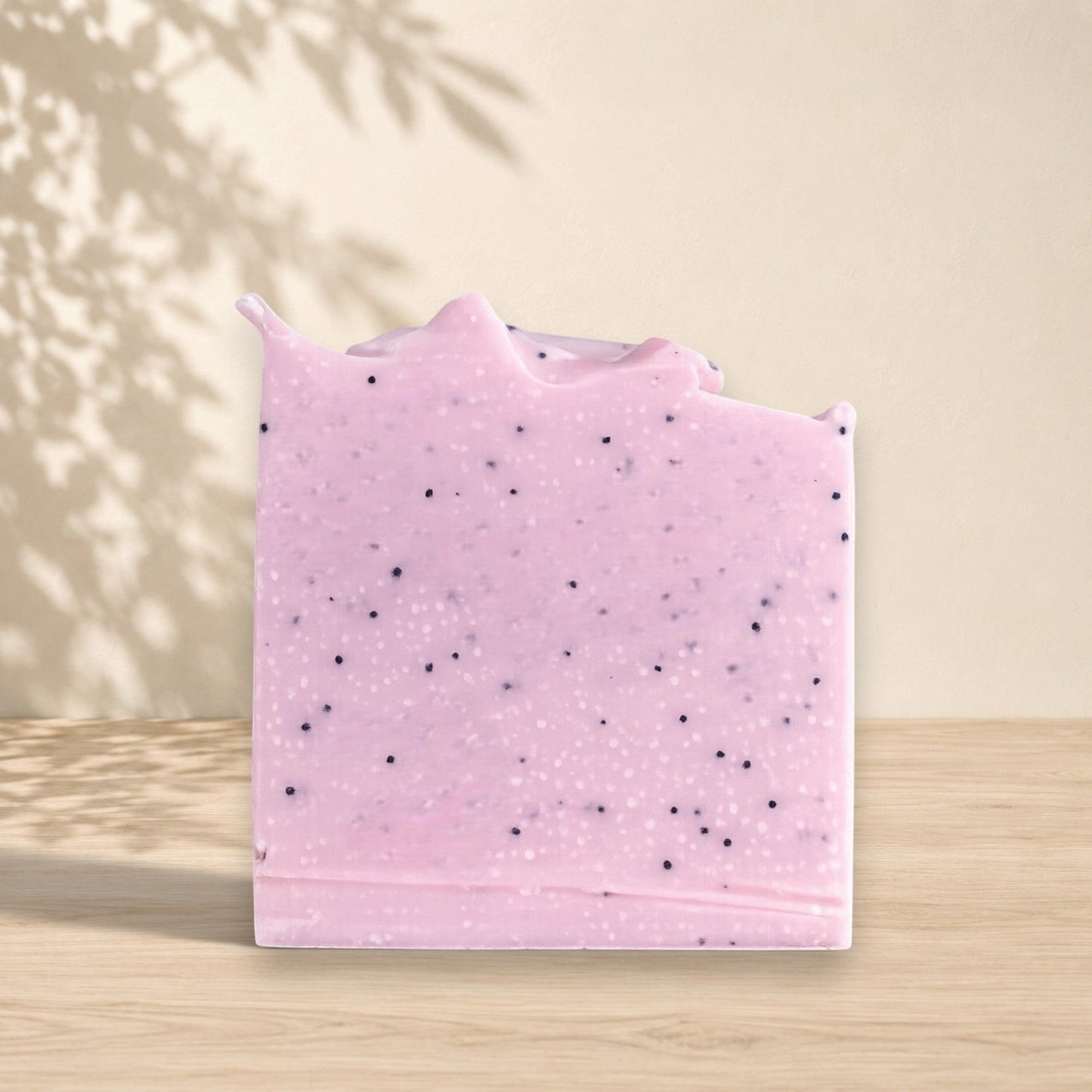 Savon exfoliant ORÉRA violet à pavots, éco-luxe naturel, fabriqué au Québec, soins naturels sans cruauté.