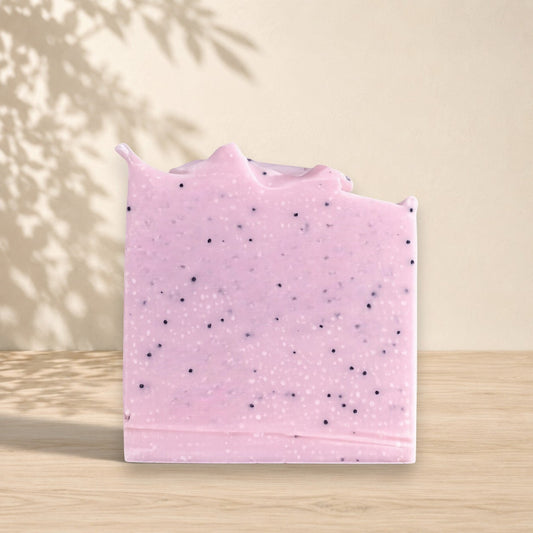 Savon exfoliant ORÉRA violet à pavots, éco-luxe naturel, fabriqué au Québec, soins naturels sans cruauté.