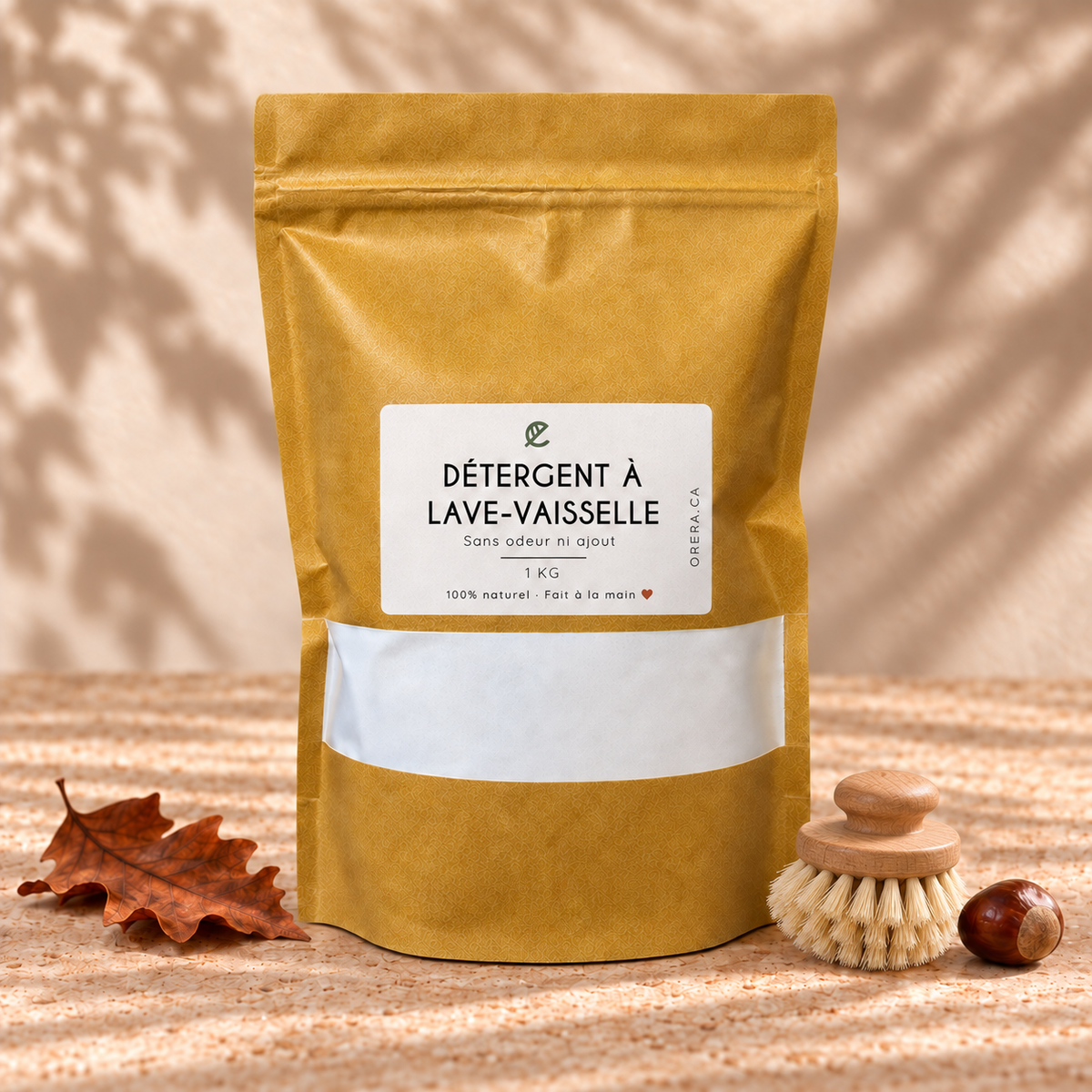 Sac kraft brun mat détergent poudre lave-vaisselle étiquette blanche minimaliste écologique.