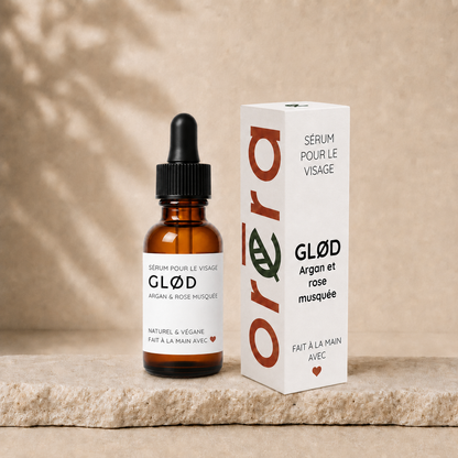 Flacon en verre ambré avec pipette et boîte blanche marquée Oréra sérum GLØD argan rose musquée.