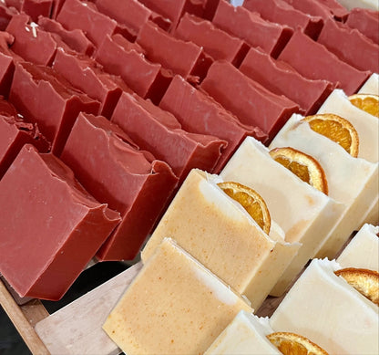 Savons artisanaux ORÉRA, éco-luxe naturel, fabriqués au Québec, sans cruauté, teintés rose vanillé et beige avec tranche.