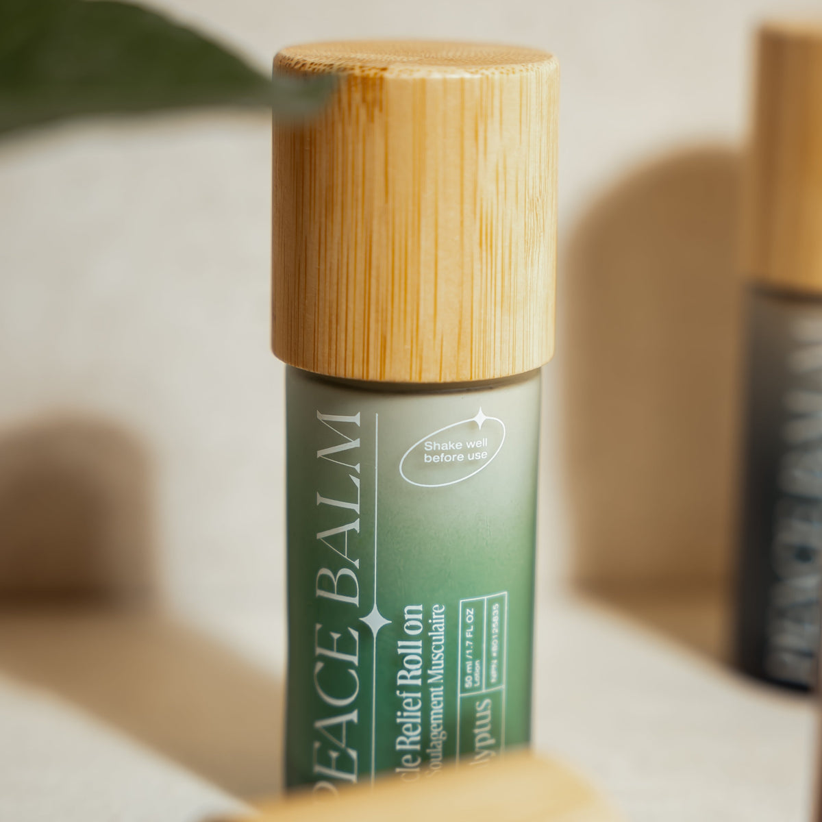 Balm stick vert mat à capuchon en bambou, style élégant et naturel.