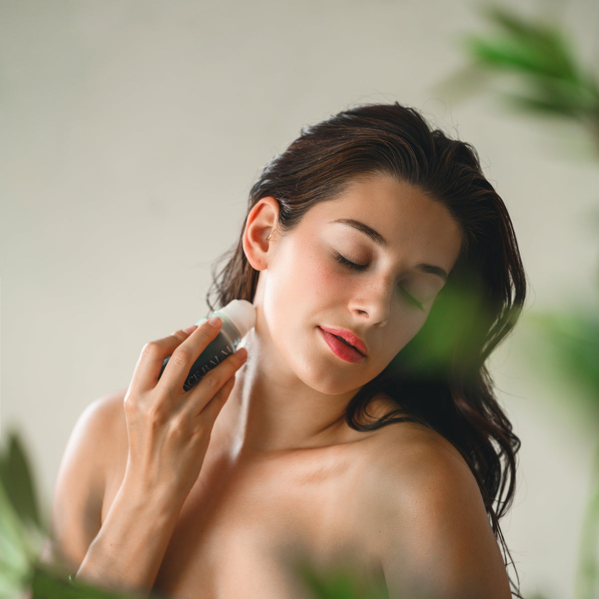 Femme appliquant baume naturel menthe ORÉRA sur cou, ambiance douce et épurée.