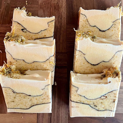 Savon artisanal au lait de chèvre Oréra miel et camomille, éco-luxe naturel québécois sans cruauté.