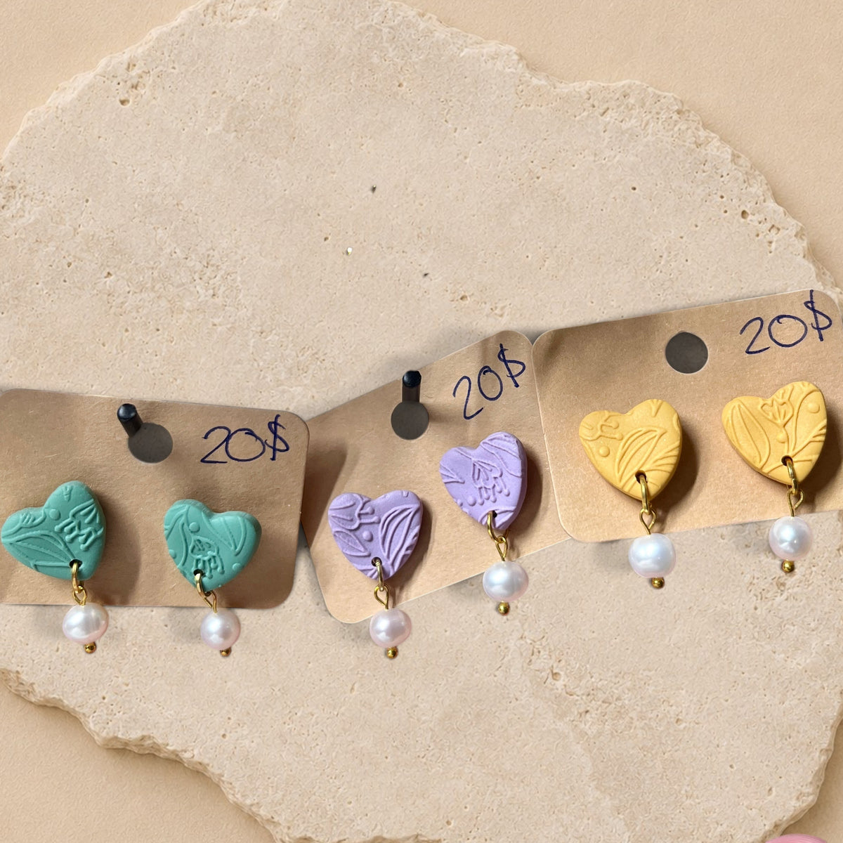 Boucles d’oreilles Capucine cœurs colorés en argent avec perles, ORÉRA, fabriqué au Québec, éco-luxe naturel sans cruauté.