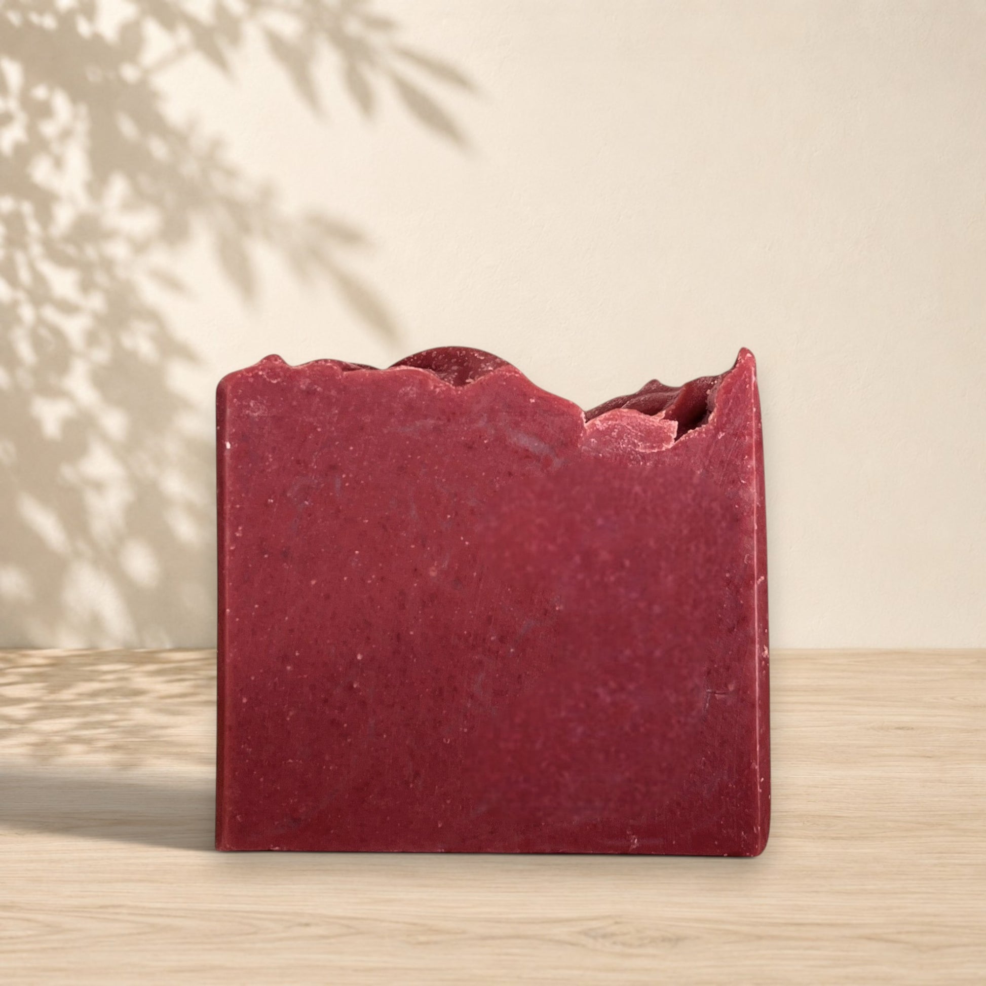 Savon artisanal rose vanillé au lait de chèvre ORÉRA, éco-luxe naturel fabriqué au Québec sans cruauté.