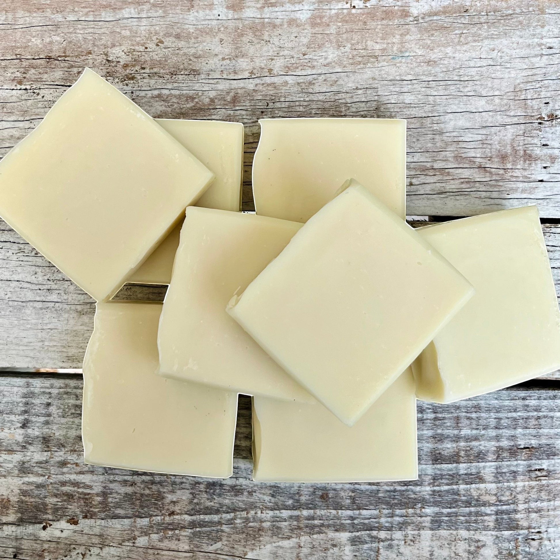 Savons doux blancs ORÉRA éco-luxe naturel, produits artisanaux québécois, soins naturels sans cruauté.