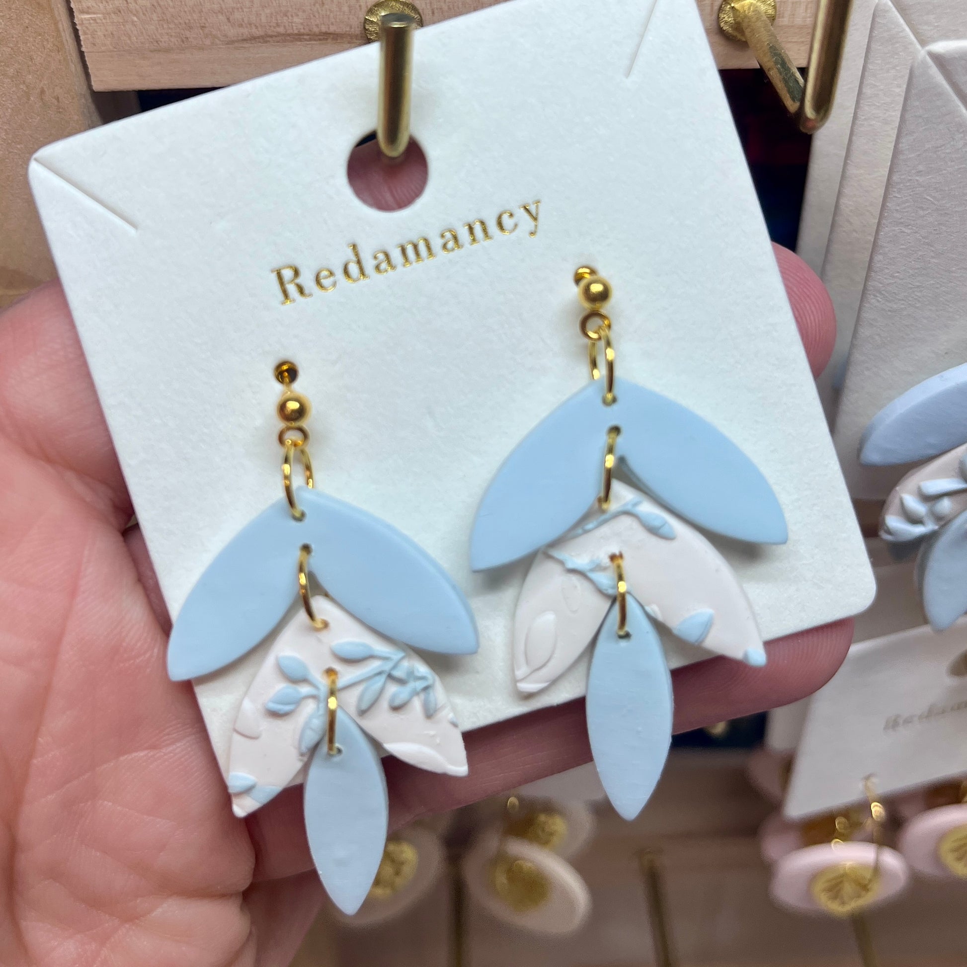 Boucles d'oreilles pendantes en argile polymère bleue et blanche, style feuille, ORÉRA, éco-luxe naturel, fabriqué au.