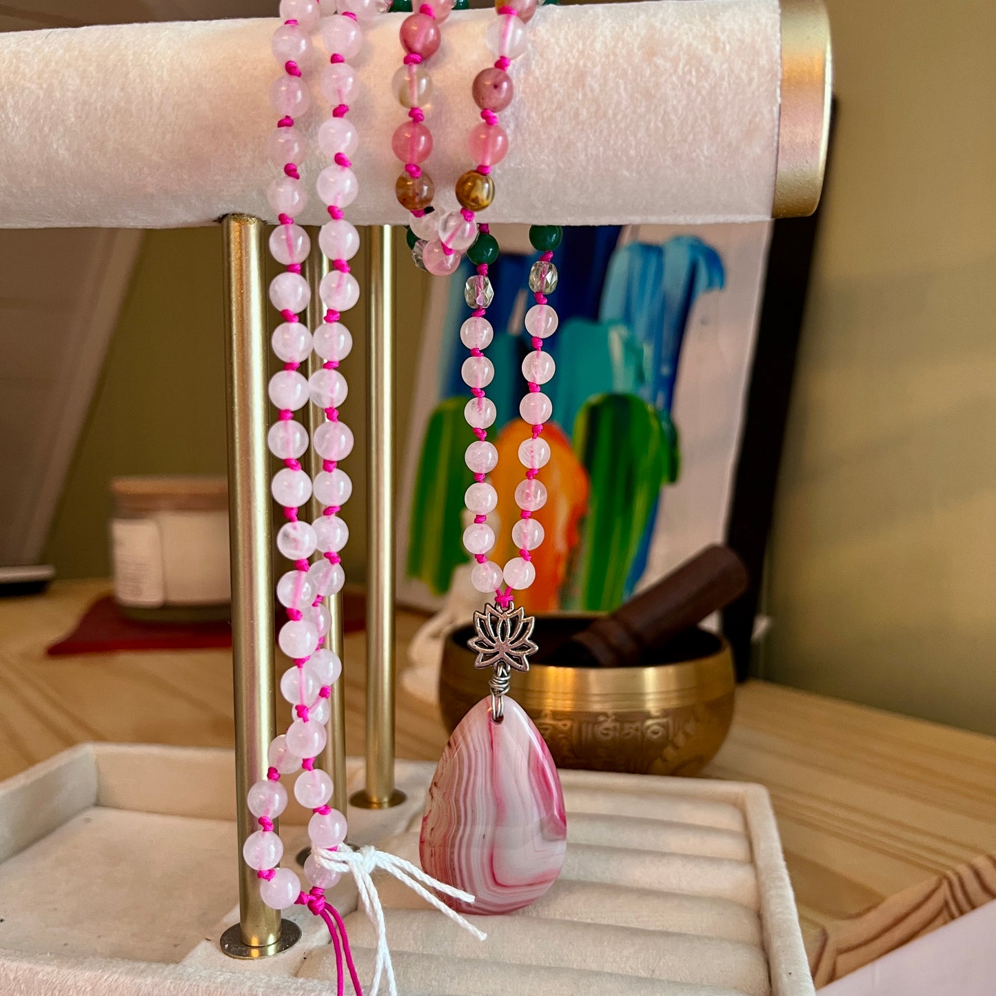 Collier mala ORÉRA en pierres naturelles rose et blanc avec pendentif en pierre, éco-luxe naturel québécois.