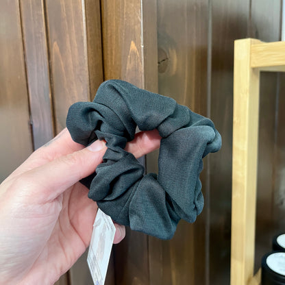 Scrunchie noir satiné ORÉRA éco-luxe naturel, produit artisanal québécois, sans cruauté.