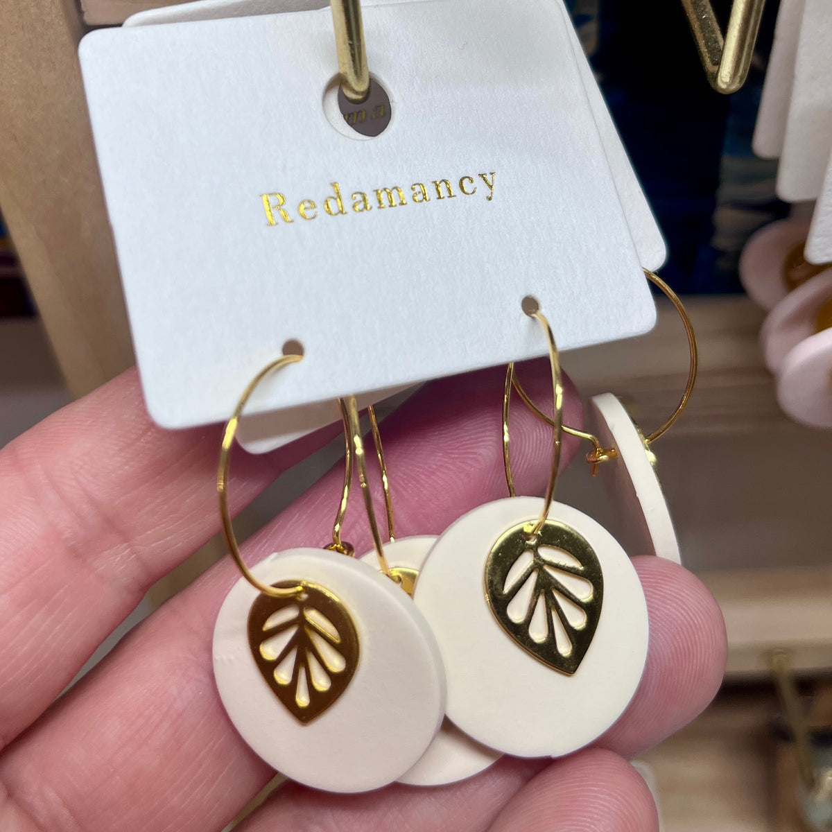 Boucles d'oreilles pendantes en argile polymère crème avec feuille or, ORÉRA éco-luxe naturel, artisanal québécois, sans.