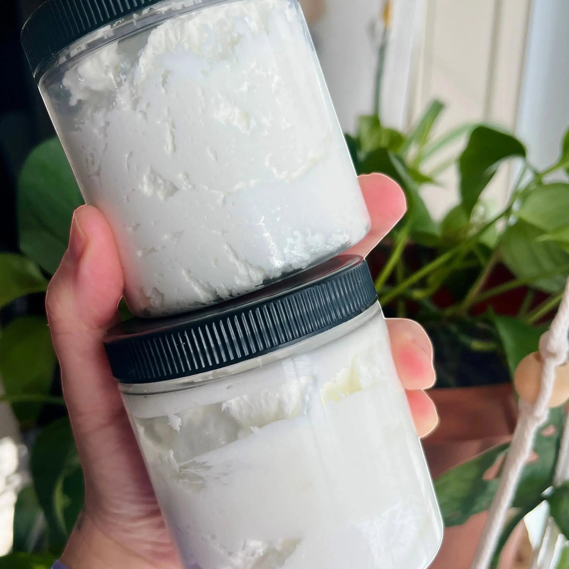 Pot transparent de savon fouetté blanc ROXELANE nectar de pêches, soins naturels, ORÉRA, fabriqué au Québec, éco-luxe.