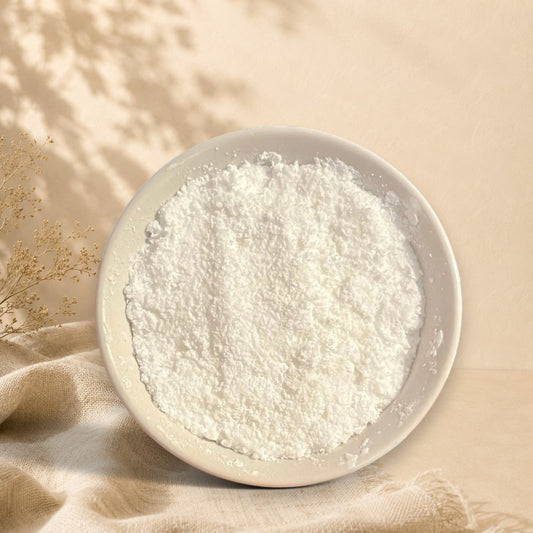 Cake vaisselle ORÉRA blanc en poudre dans bol en céramique éco-luxe naturel fabriqué au Québec sans cruauté.