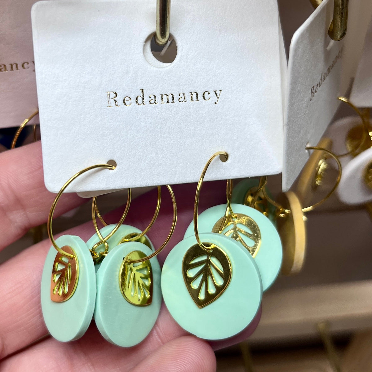 Boucles d'oreilles pendantes en argile polymère vert clair avec feuille dorée, ORÉRA, éco-luxe naturel, fabriqué au Québec,.