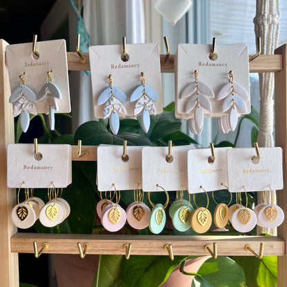 Boucles d'oreilles en argile polymère ORÉRA, éco-luxe naturel, produit artisanal québécois, modèle pendantes bleues et.