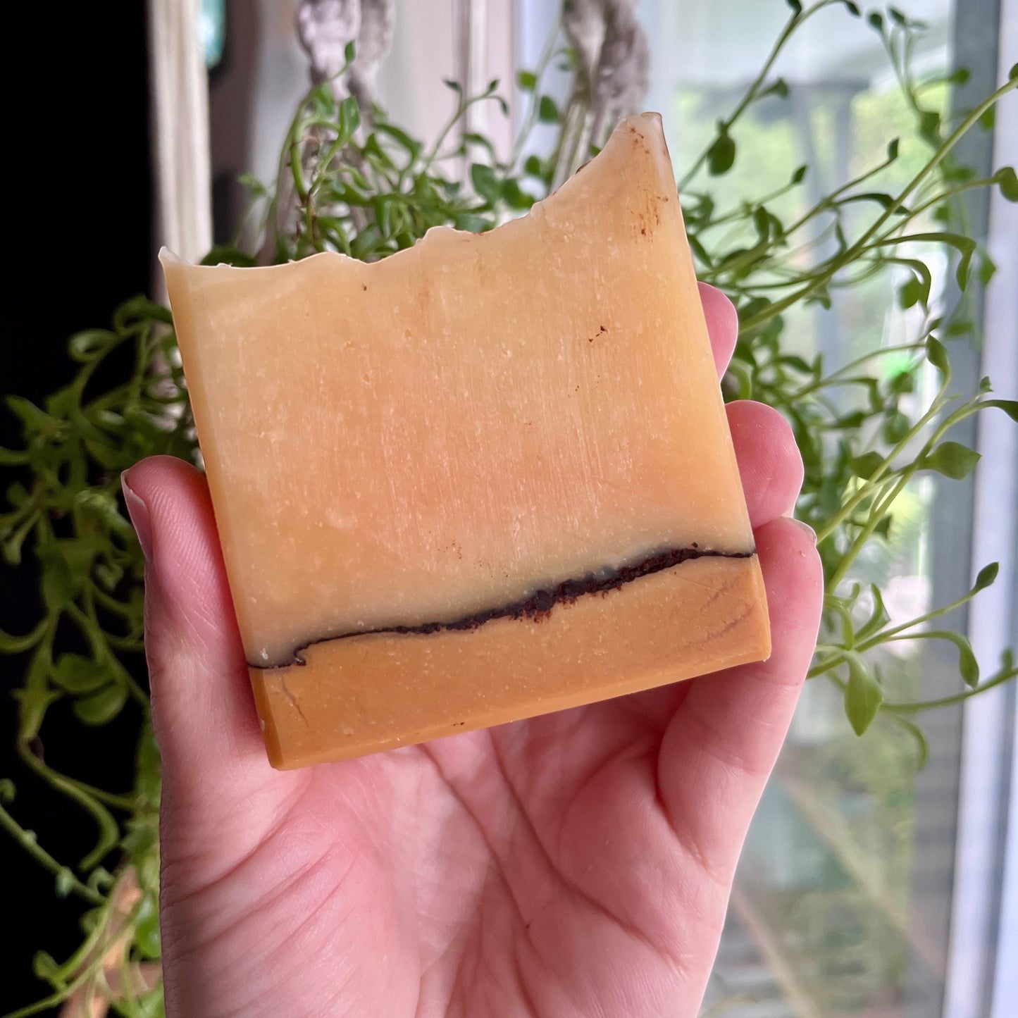 Savon chasse-moustique orange et noir naturel ORÉRA éco-luxe fabriqué au Québec sans cruauté.