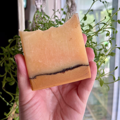 Savon chasse-moustique orange et noir naturel ORÉRA éco-luxe fabriqué au Québec sans cruauté.