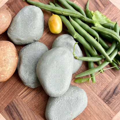 Savons exfoliants gris INARI aloe et pierre ponce Oréra, éco-luxe naturel, fabriqué au Québec, sans cruauté.
