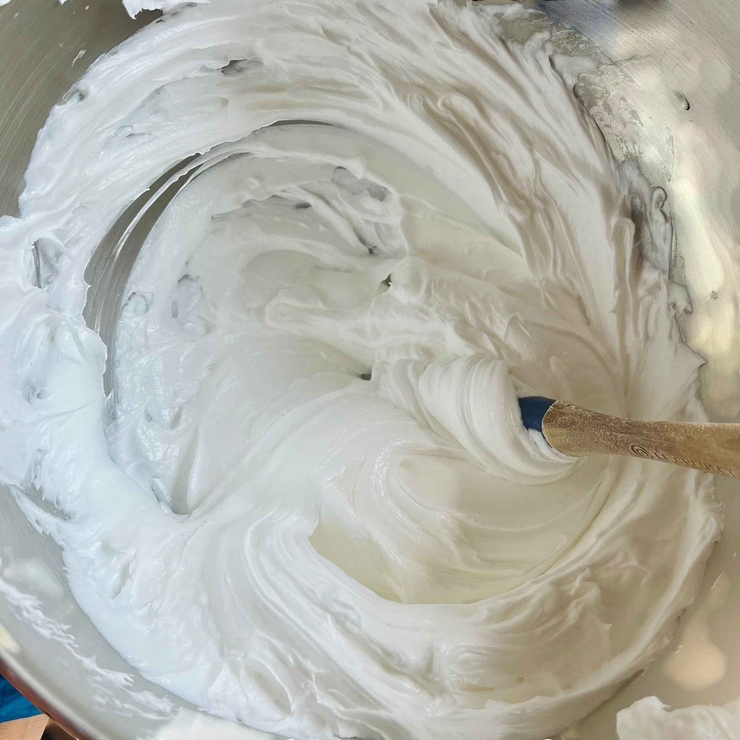 Savon fouetté blanc crémeux ORÉRA éco-luxe naturel fabriqué au Québec sans cruauté.