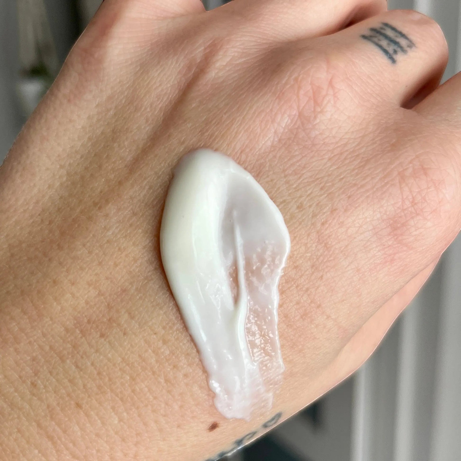 Crème hydratante KATERI blanc crème sur main, ORÉRA, éco-luxe naturel, produits artisanaux québécois, soins naturels, sans.