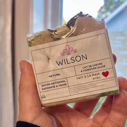 Savon carré beige au lait de chèvre avec emballage kraft imprimé naturel et forêt sucrée.