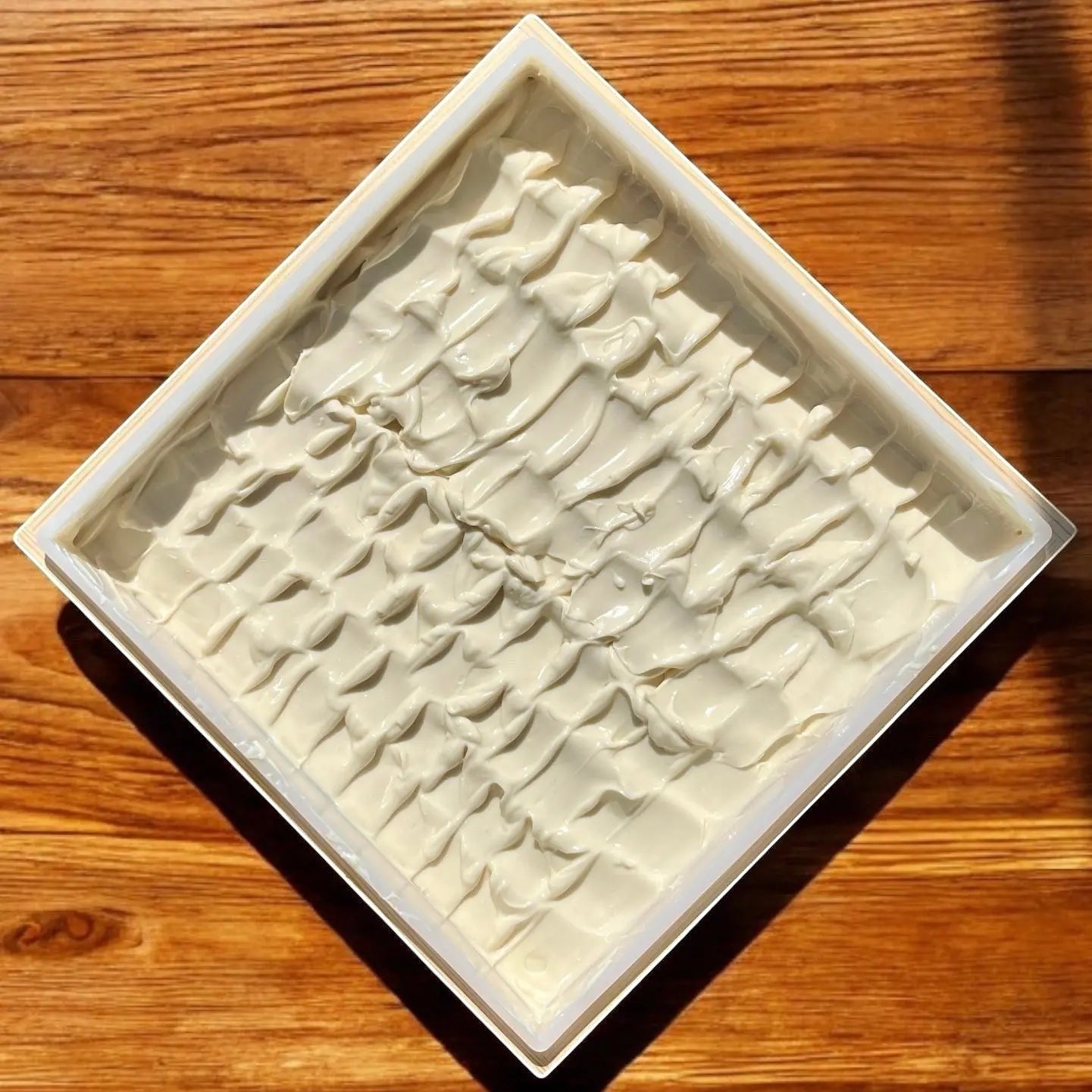 Savon doux blanc artisanal ORÉRA, éco-luxe naturel, soins naturels fabriqué au Québec, sans cruauté.