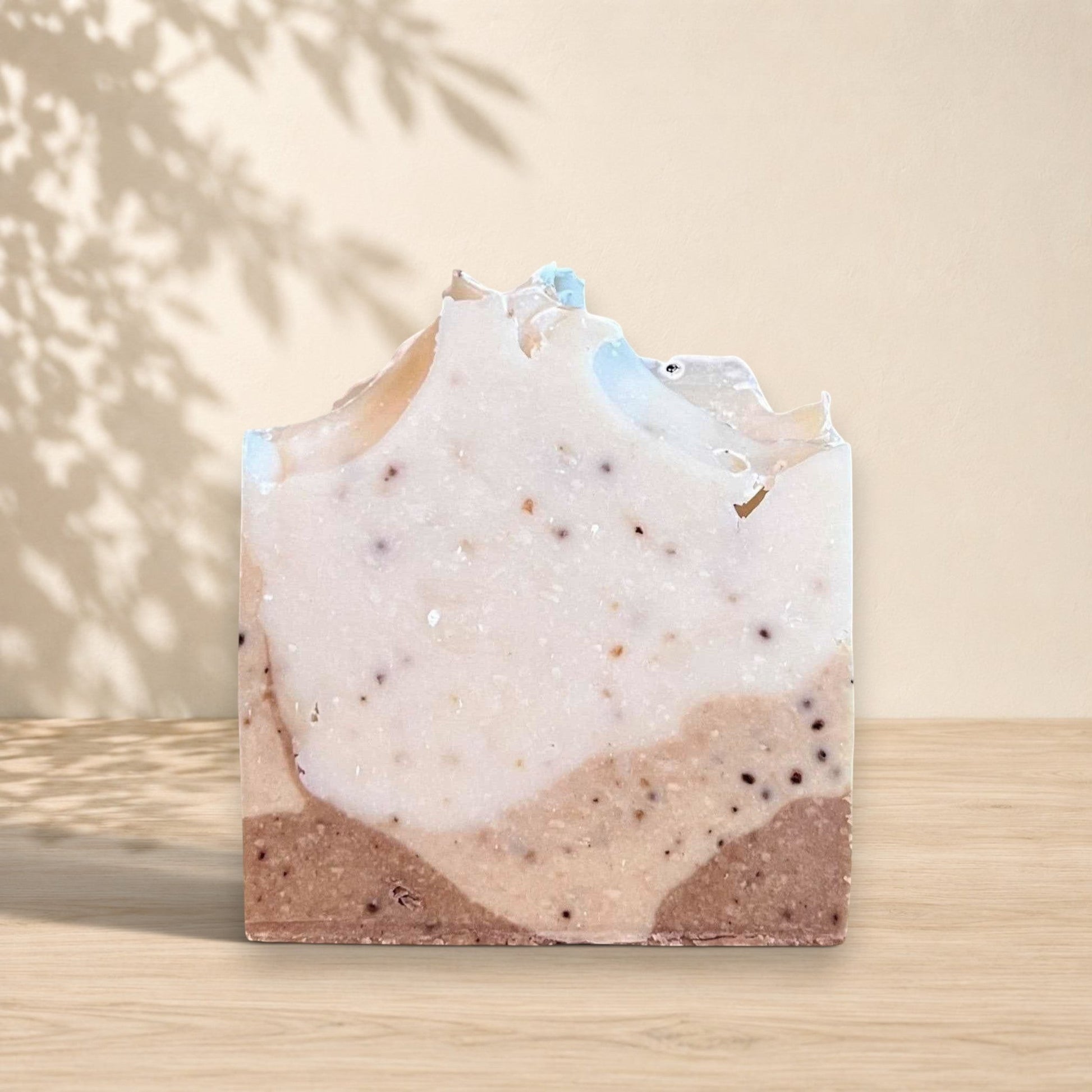 Savon exfoliant café et vanille KAELAN, artisanal québécois, éco-luxe naturel, sans cruauté.