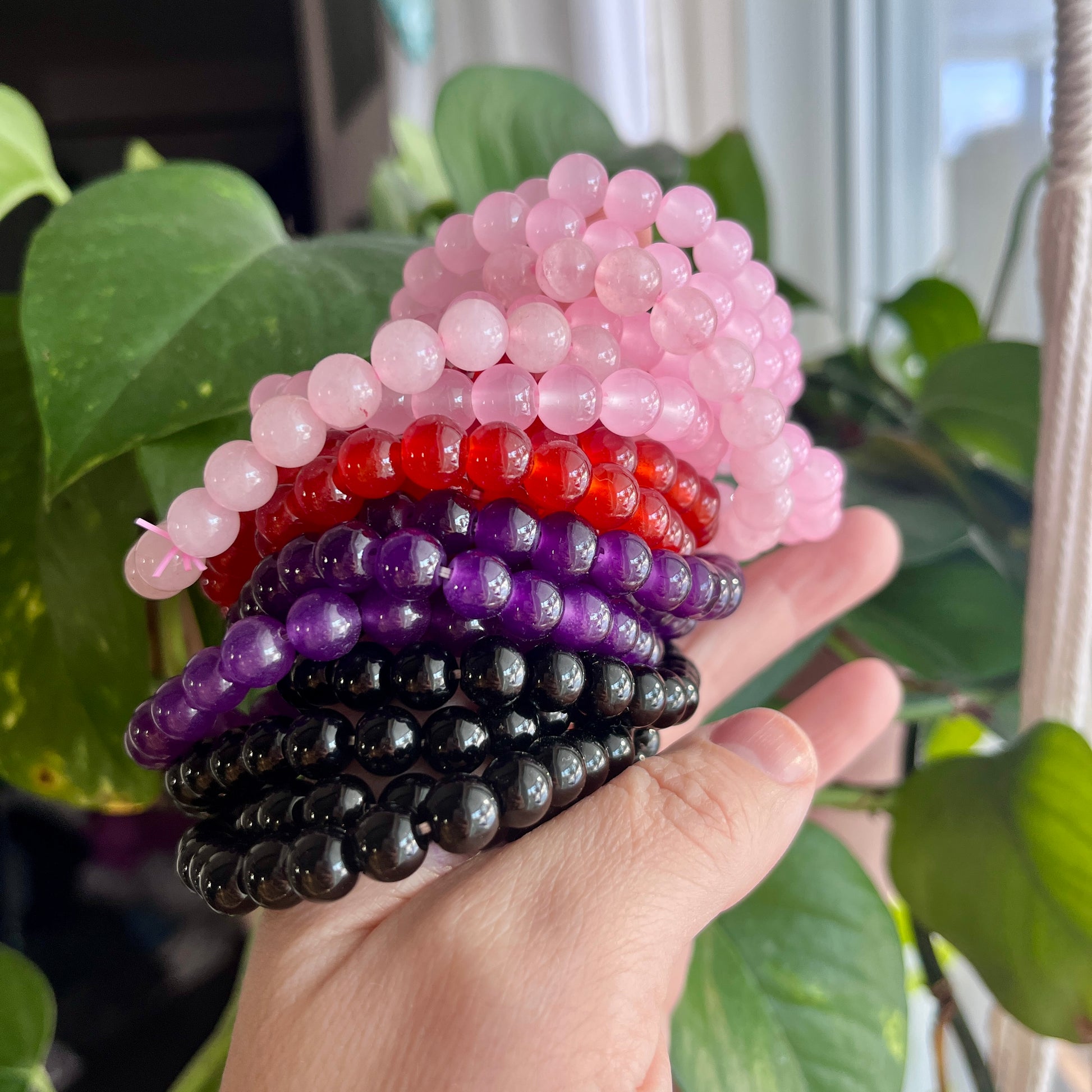 Bracelets ORÉRA en pierres naturelles noir, rouge, rose et violet, éco-luxe fabriqué au Québec, sans cruauté.