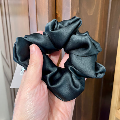 Scrunchie noir satiné ORÉRA éco-luxe naturel fabriqué au Québec, attention aux soins naturels sans cruauté.