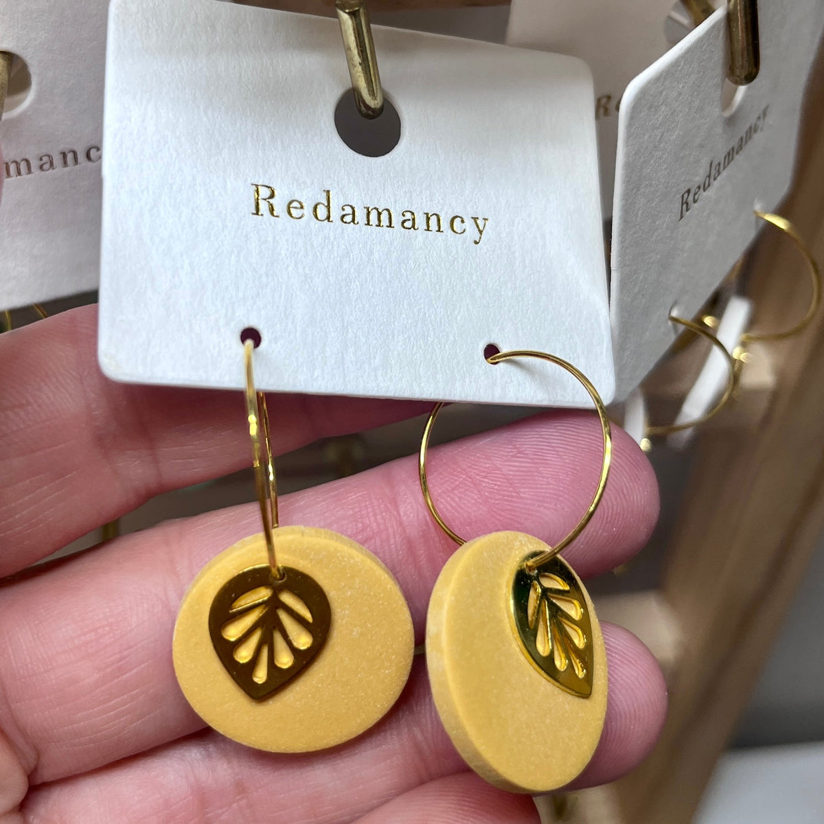 Boucles d'oreilles pendantes ORÉRA en argile polymère jaune avec feuille or, éco-luxe naturel, fabriqué au Québec.