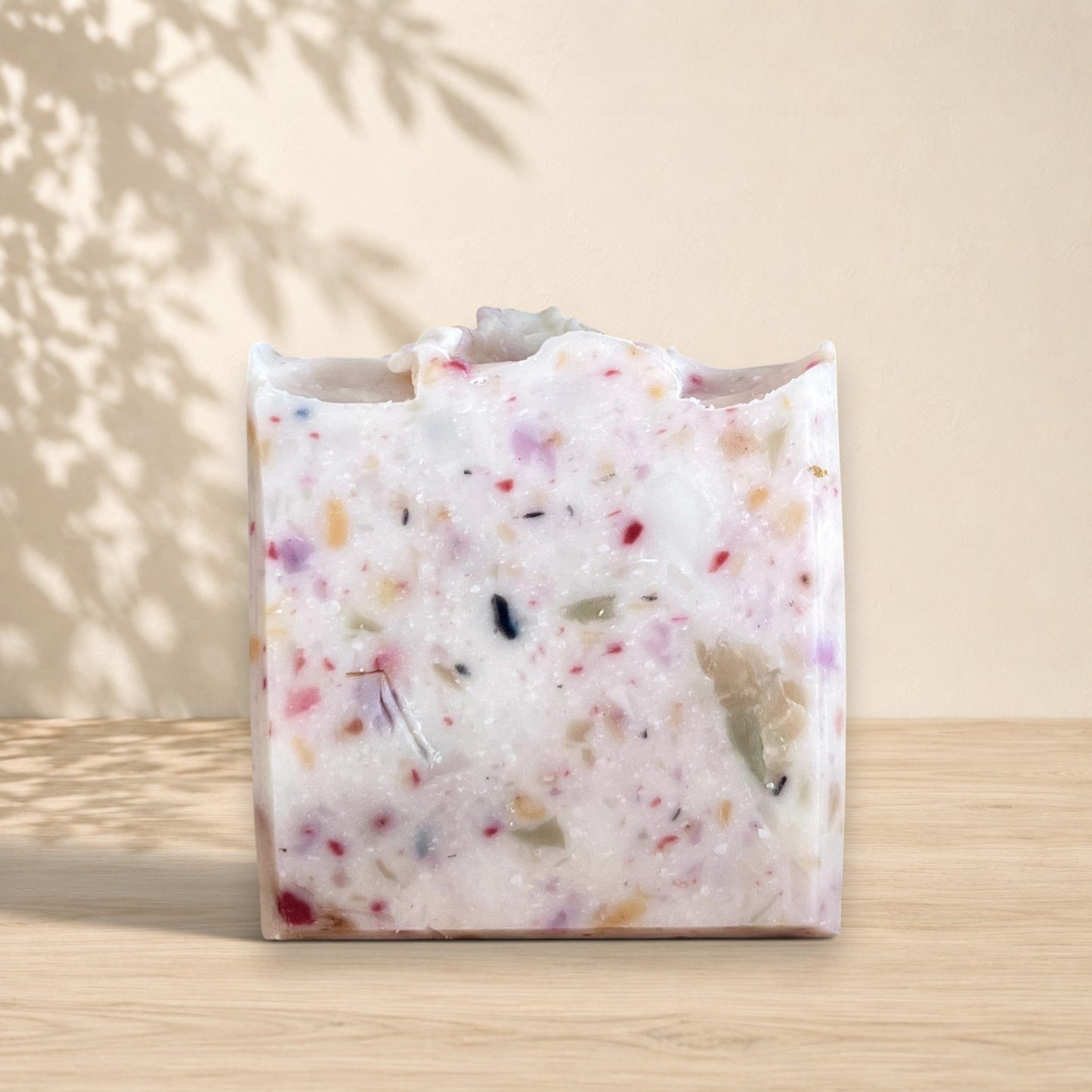 Savon carré ORÉRA éco-luxe naturel blanc avec inclusions florales colorées, fabriqué au Québec, soins naturels sans cruauté.