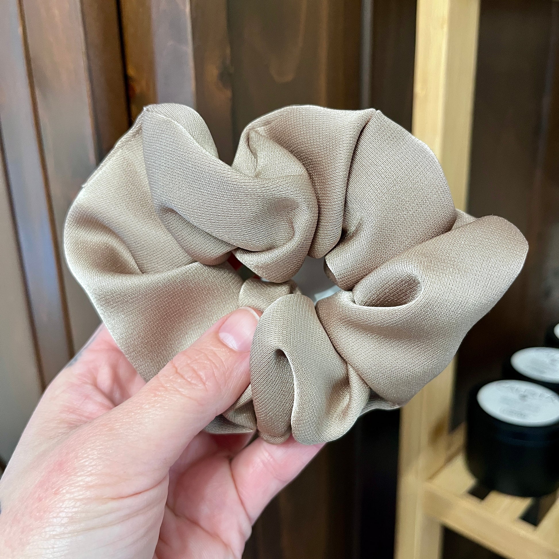Scrunchie beige satiné ORÉRA éco-luxe naturel, fabriqué au Québec, sans cruauté.