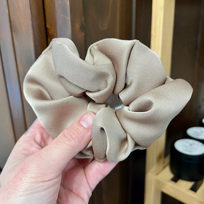 Scrunchie beige satiné ORÉRA éco-luxe naturel, fabriqué au Québec, sans cruauté.