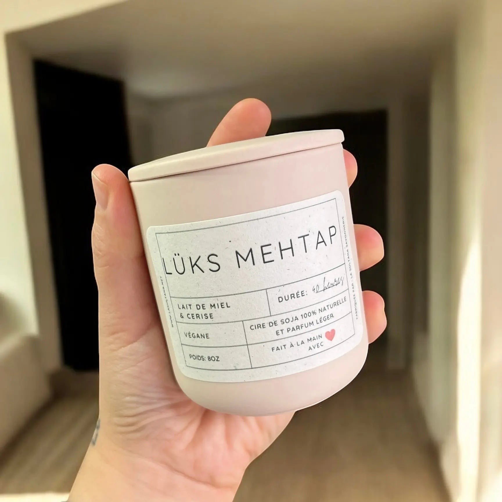 Bougie ORÉRA éco-luxe naturel cerise et lait de miel en verre mat rose, fabriquée au Québec sans cruauté.