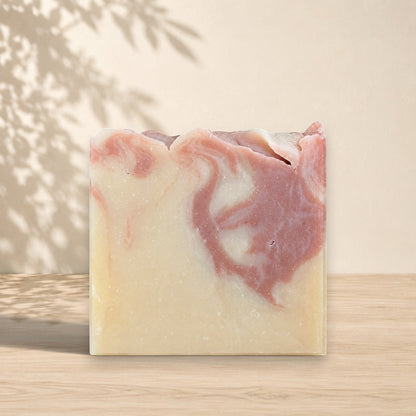 Savon artisanal ORÉRA en argile rouge, gingembre et pamplemousse, éco-luxe naturel Made in Québec sans cruauté.