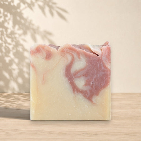 Savon artisanal ORÉRA en argile rouge, gingembre et pamplemousse, éco-luxe naturel Made in Québec sans cruauté.